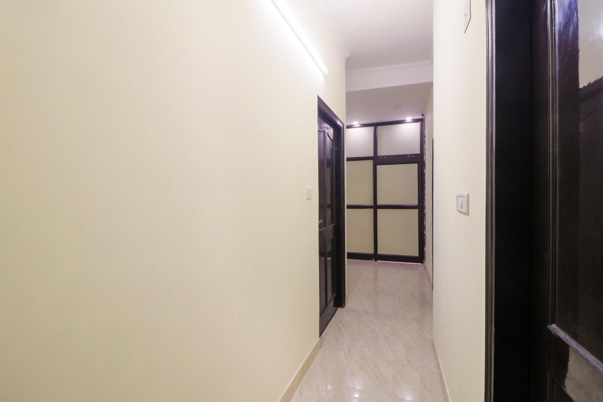 Golden Bridge Hotel New Delhi Bagian luar foto