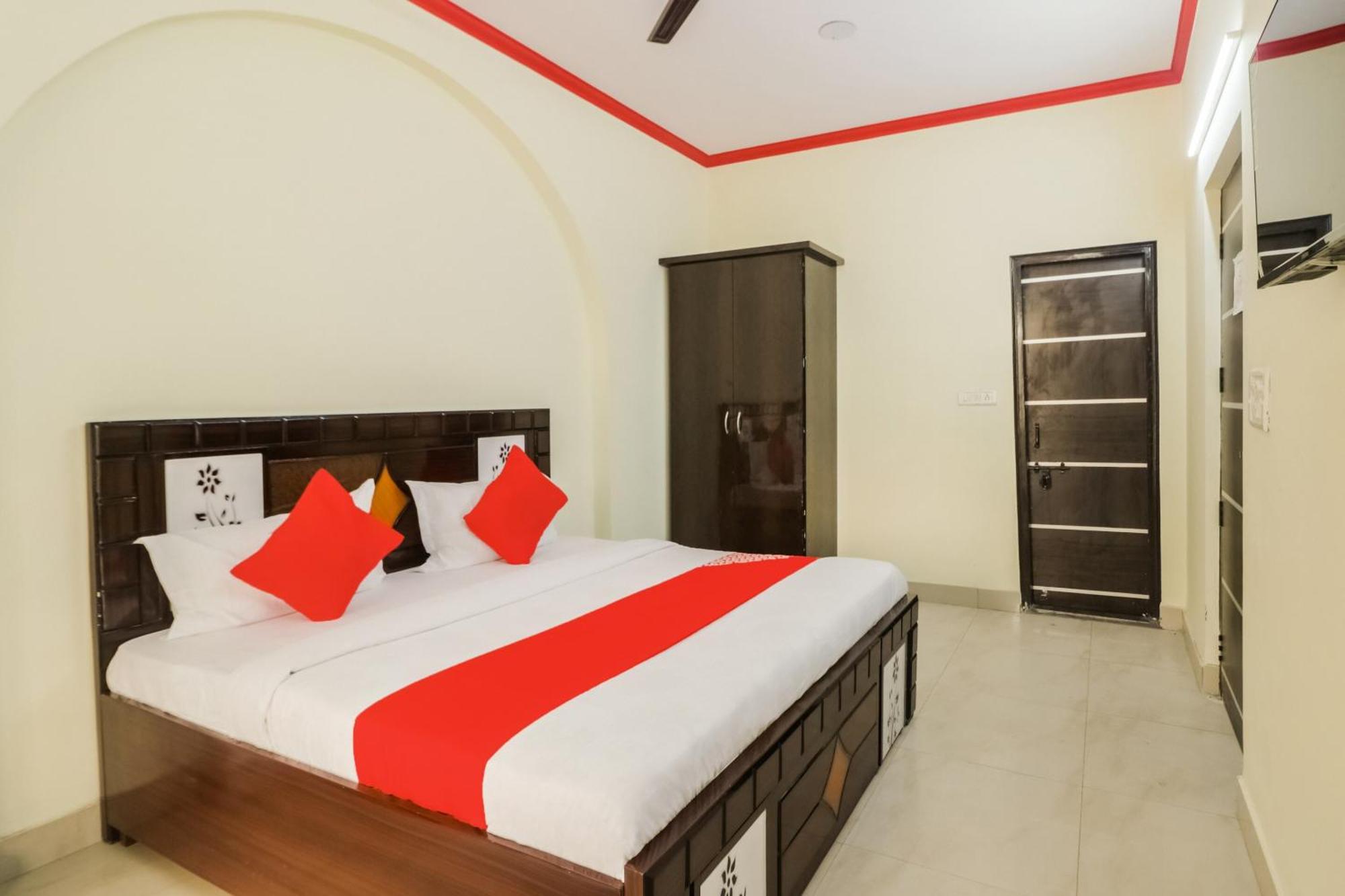 Golden Bridge Hotel New Delhi Bagian luar foto
