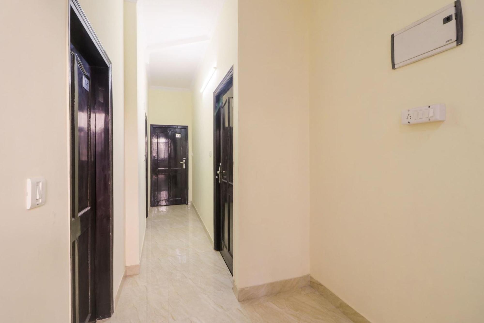 Golden Bridge Hotel New Delhi Bagian luar foto