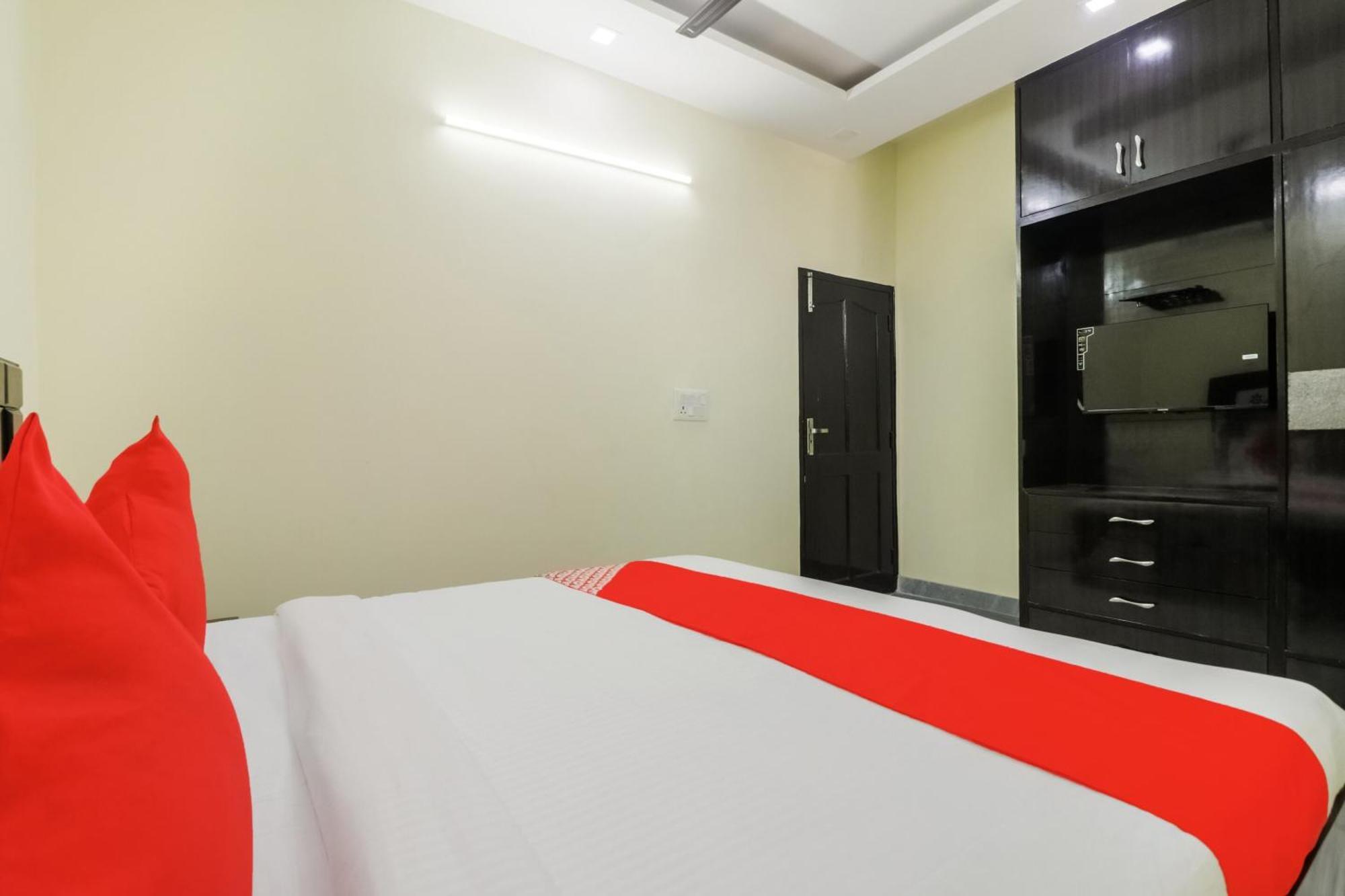 Golden Bridge Hotel New Delhi Bagian luar foto