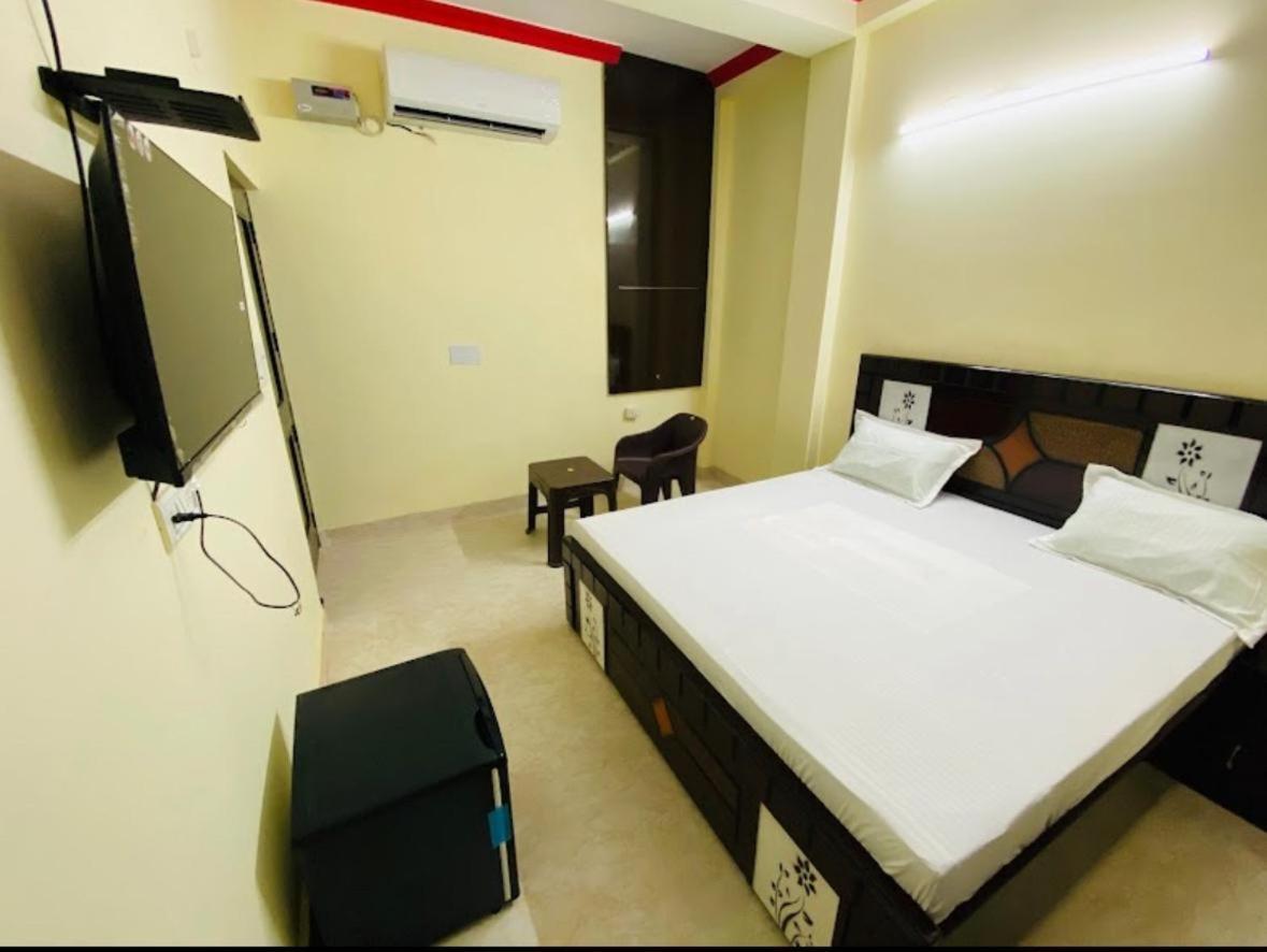 Golden Bridge Hotel New Delhi Bagian luar foto
