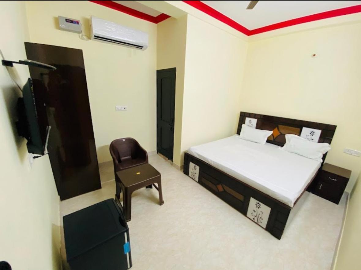 Golden Bridge Hotel New Delhi Bagian luar foto