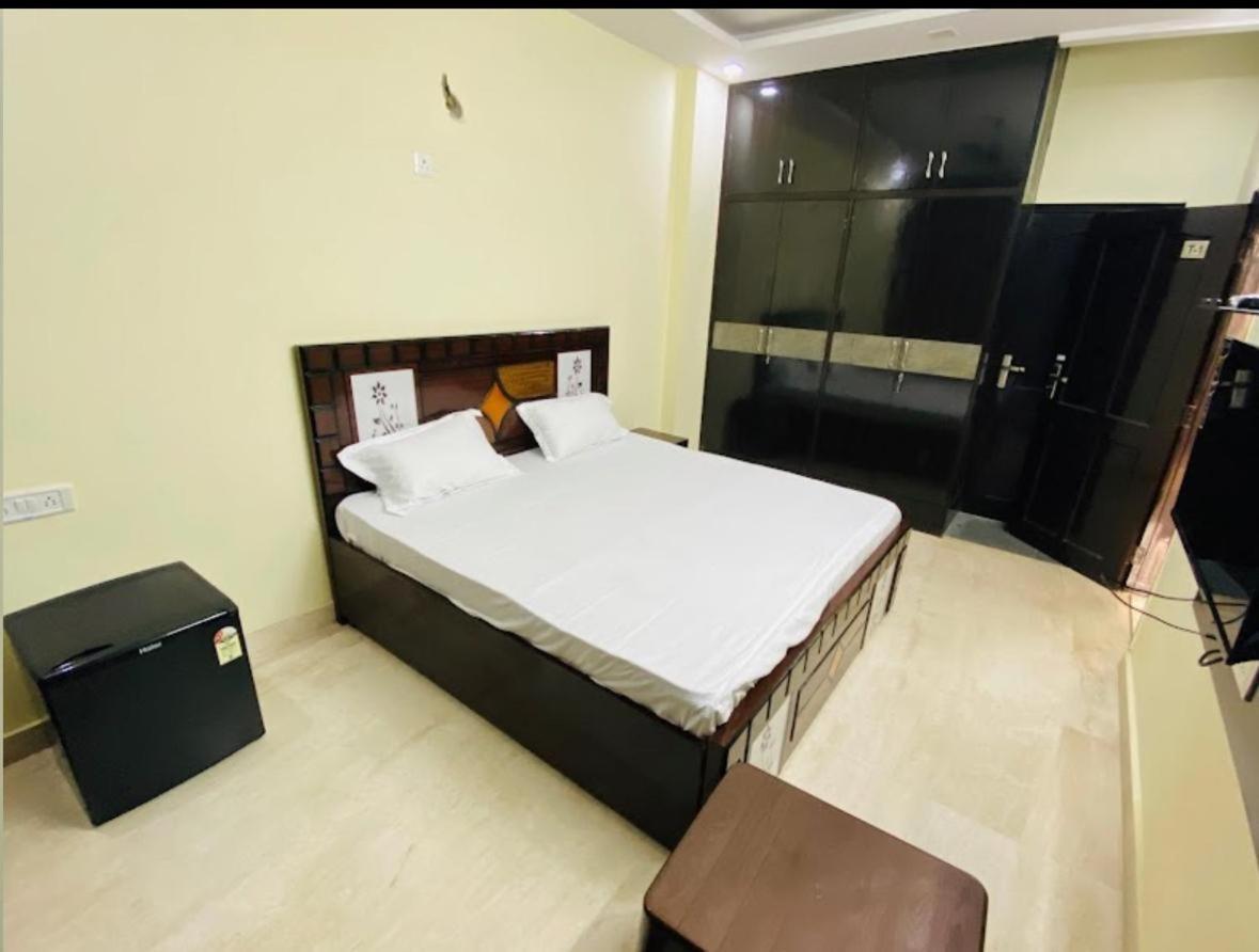 Golden Bridge Hotel New Delhi Bagian luar foto