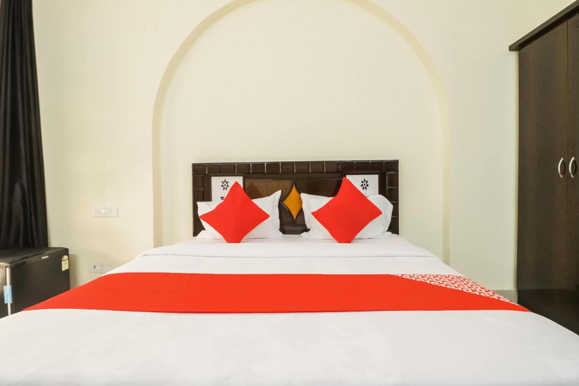 Golden Bridge Hotel New Delhi Bagian luar foto