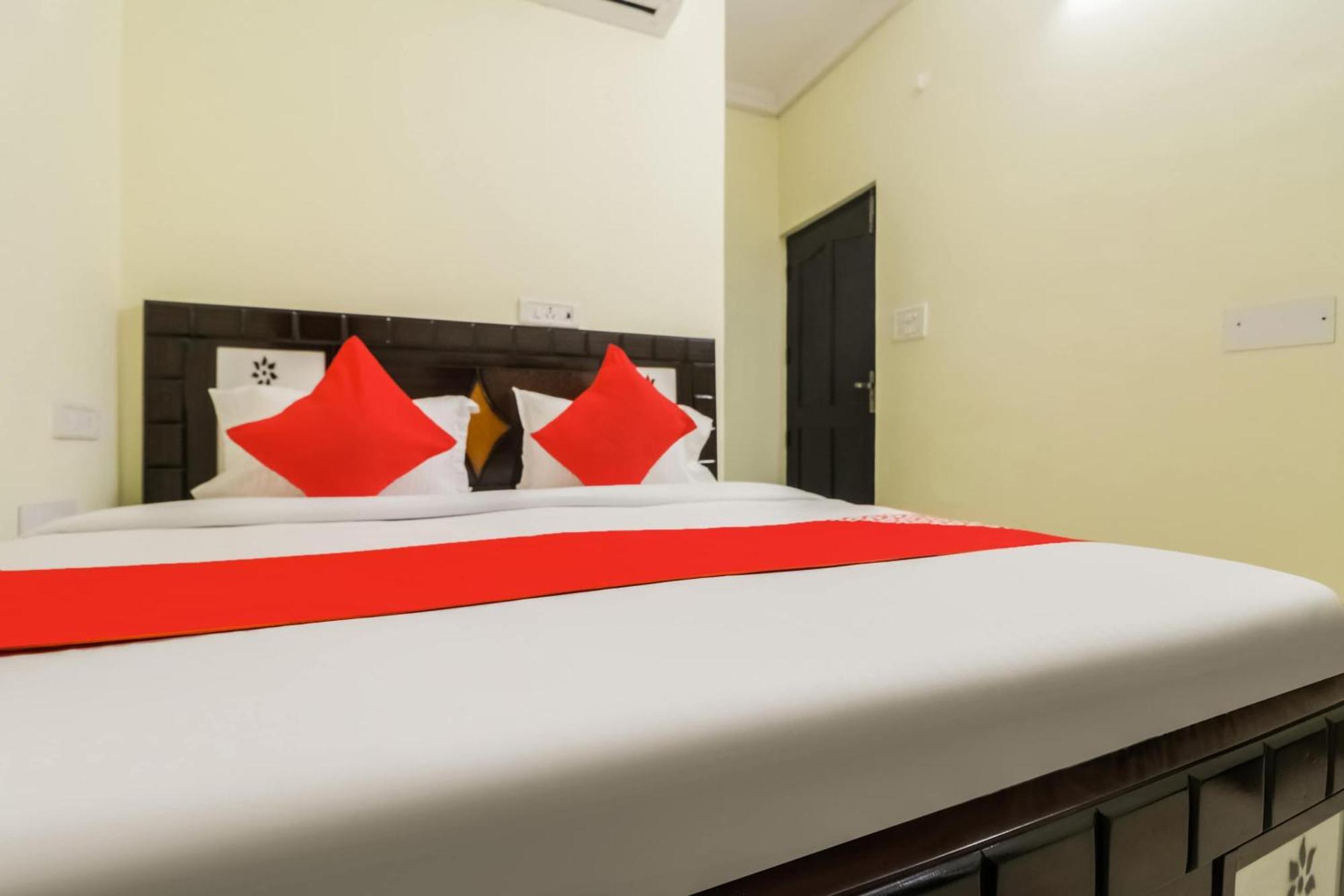 Golden Bridge Hotel New Delhi Bagian luar foto